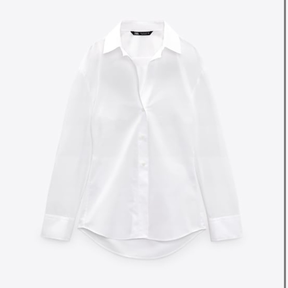 White fitted poplin collar shirt. Size M fits like an S.